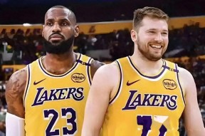 华体会app-包含湖人横扫凯尔特人B队，詹姆斯一己之力扛起全队的词条